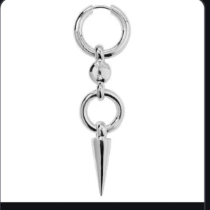 Silver örhänge - Jättefint örhänge från Syster P! Säljer då de inte kommer till användning längre. Pris kan diskuteras vid snabbt köp💕