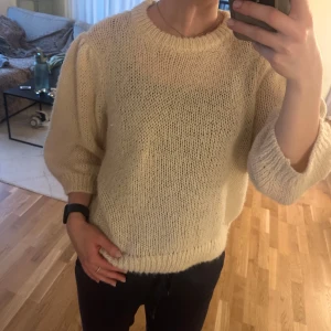 Beige stickad tröja från Vila - Jättefin och mysig tröja från Vila som är cremefärgad och har snygga detaljer vid ärmarna☁️✨ Superfin nu till våren när det börjar bli lite varmaste🤍 Storlek XL men sitter som en S/M. 