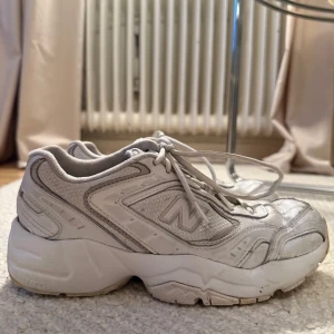 New Balance 452 - Helvita New Balance 452. Relativt sparsamt använda. Obs, sulan i är från ett par New Balance 574 på grund av att jag inte har kvar original-sulan till dessa. Normala i storlek.