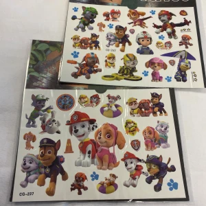  Paw Patrol Barn Tatuering  - Säljer ett set med färgglada tatueringar med karaktärer från Paw Patrol. Perfekt för att dekorera anteckningsböcker, laptops eller andra ytor. Innehåller flera olika karaktärer i olika poser och storlekar. 50kr/2st / bild 