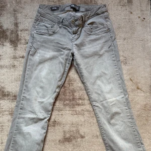 Grå jeansbyxor från LTB - Snygga grå jeansbyxor från LTB med modellnamnet Valerie. Inga defekter och endast använda ett fåtal gånger 