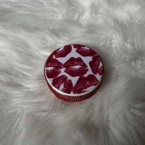 Svart förvaringsdosa med valfri design  - Pussmunnar dosan med rött glitter ✨ Perfekt för att förvara småsaker eller som en dekorativ detalj.