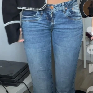 Blå jeansbyxor - Snygga blåa jeans från ltb dem har en jätte liten fläck på knät som man ser på sista bilden annars jättefina