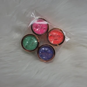 Lösglitter från Miss Fancy - Säljer ett set med fyra lösglitter från Miss Fancy. Färgerna inkluderar rosa, orange, grön och blå/lila.  Perfekt för att lägga till lite extra glamour till dina naglar.