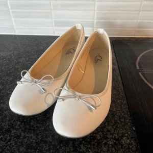 Ballerinaskor - Säljer dessa vita ballerinaskor då jag har ett par likadana. De är i bra skick och ser bra ut när man har på sig dom men som man kan se på sista bilden är de lite smutsiga längs kanten samt inuti (därav priset!!) Har inte testat tvätta dom och förutom det så är de hela och rena. De är sanna till storleken och helt perfekta nu till sommaren! 