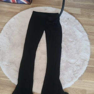 Svarta byxor från Chicy - Snygga svarta byxor från Chicy med en tight passform och utsvängda ben. Perfekta för en trendig look. Byxorna är tillverkade i ett mjukt och stretchigt material som ger en bekväm känsla hela dagen.