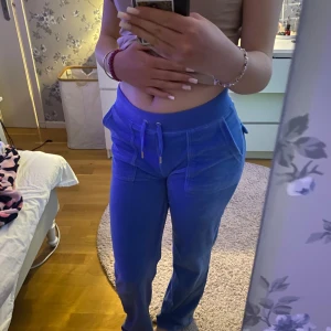 Blå mjukisbyxor med fickor - Snygga blå juicy couturebyxor!