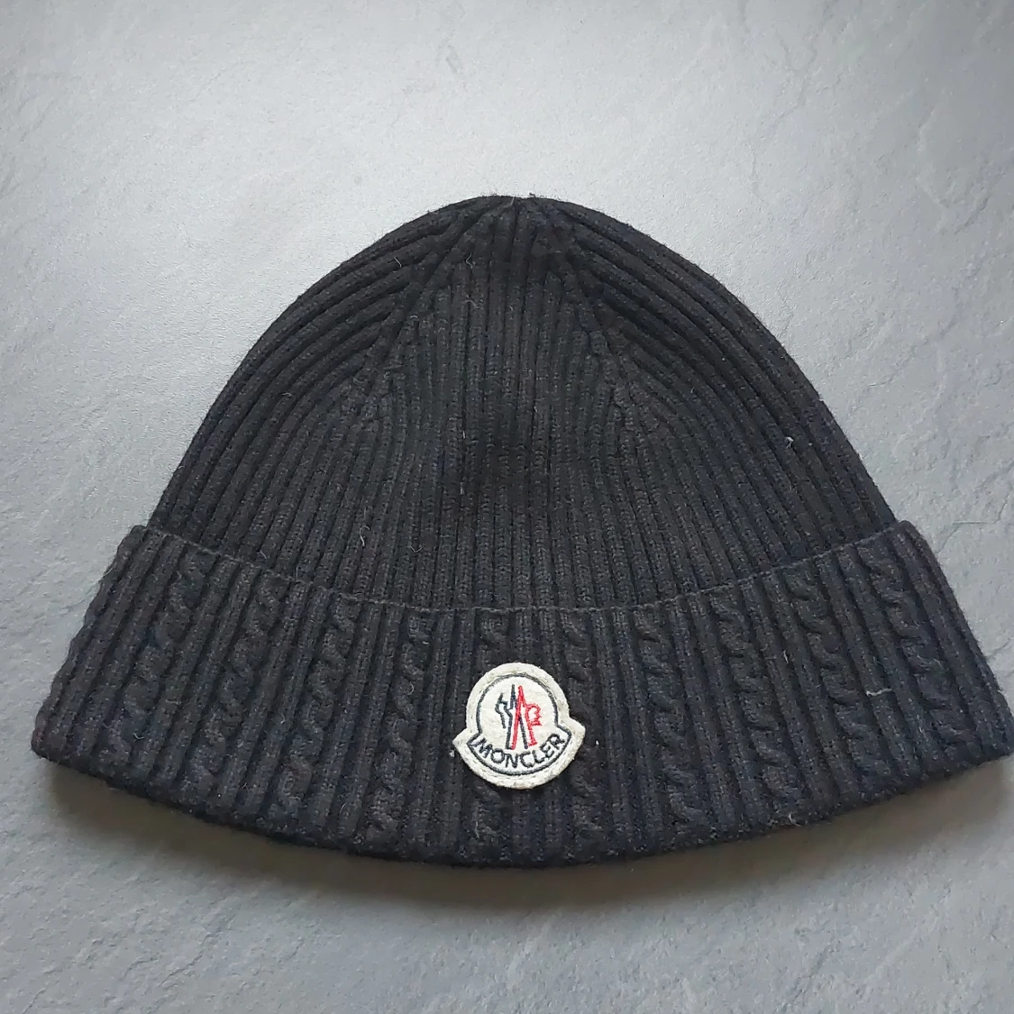 Svart mössa från moncler