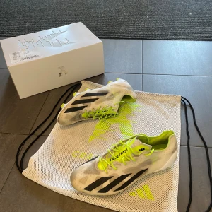 Adidas X crazyfast+ FG - Jag säljer ett par Adidas X crazyfast+ FG. Skorna är sparsamt använda och har inga tecken på slitage. Skorna är i storlek 41 1/3 och innersulan är 26 cm. Nypris:3299kr Mitt pris: 899. Påsen och boxen till skorna medföljer vid försäljning.                                      Om ni har några frågor så är det bara att höra av sig!