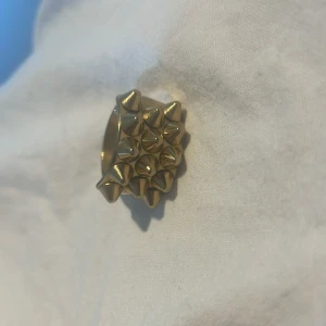 guldig edblad ring - säljer min mammas guldiga edblad ring då hon inte använder den. Den är i jättefint skick och är som ny. I storlek 19.50 och köpt för 400 säljer för 305💗