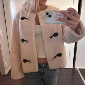 Vårjacka  - Säljer denna supersöta jacka då den tyvärr inte används! Endast använd fåtal gånger så nästintill nyskick 💕💕🤝🏼 tror den är perfekt nu när de börjar bli lite varmare men fortfarande är kyligt på mornarna!🌟