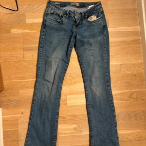 LTB jeans - Jättelågmidjade LTB jeans i bra skick. Använda en del men ser nya ut! Supersnygga o är bootcut! Är i storlek W27 o L32
