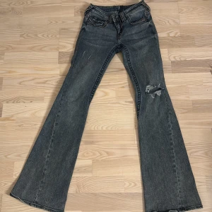 True Religion jeans  - Intressekol på mina blå bootcut jeans från True Religion i modellen joey. De är insydda i midjan då de är väldigt stretchiga annars är allt bra.💕pris kan diskuteras 