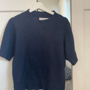 Stickad t shirt - Jätte fin stickad T-shirt från missäy. Något nopprig men verkligen inget som syns när man har på sig den. Hör jätte gärna av er för fler bilder! Hör av dig innan du klickar köp nu