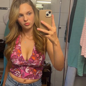 Mönstrad halterneck topp - Säljer den här supersnygga festtoppen som tyvärr inte passar mig längre. Såå snygg på sommaren. Den är storlek S och använd endast en gång. Går att vända ut och in för en helt rosa färg. Skriv vid intresse eller om du undrar något🩷