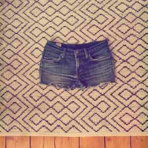 Lowwaist jeansshorts Lee - Snygga blå jeansshorts från Lee med fransiga kanter. Perfekta för sommardagar, går att klä upp och ner. Klassisk femficksdesign och låg midja. Avklippta jeans men noggrant gjort. 