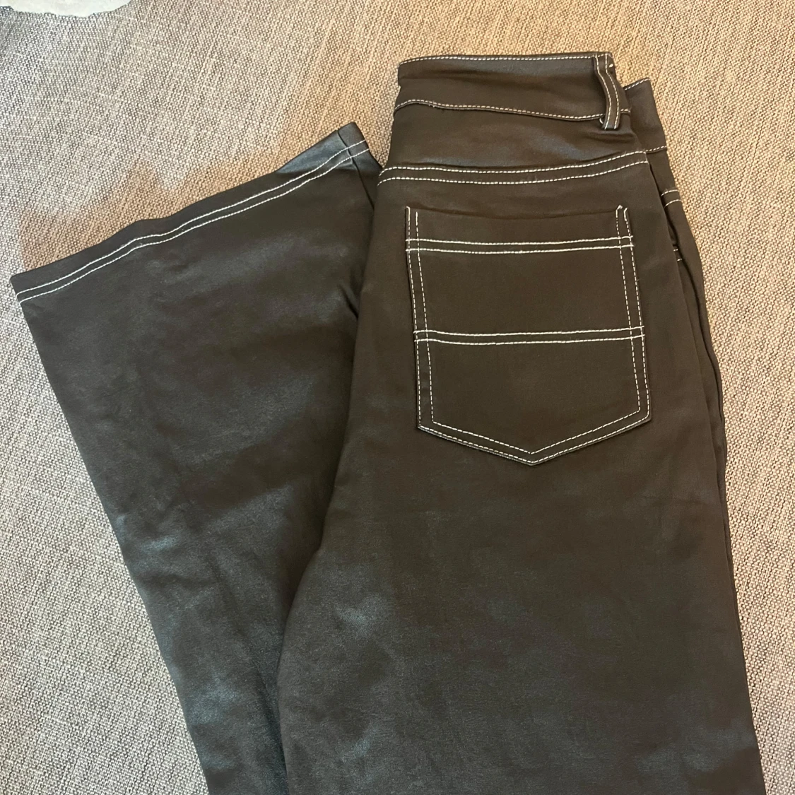 Svarta ”skinn”byxor med vita sömmar - 2