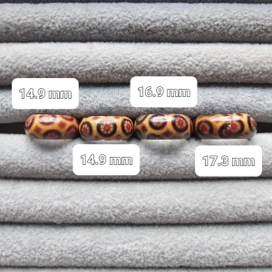 Mönstrade Ringar  i olika storlekar - Säljer ett set med fyra mönstrade Ringar i olika storlekar. Ringarna har ett unikt mönster i bruna och röda nyanser. Storlekarna varierar från 14.9 mm till 17.3 mm. Materialet är trä