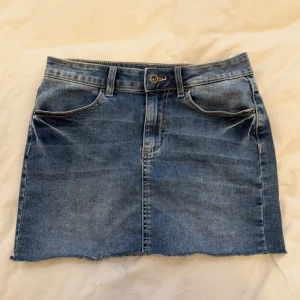 Lågmidjade jeanskjol  - Strl S (stretchigt material)💕 midjemått rakt över: 35cm längd: 33cm