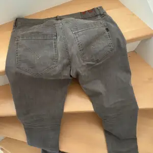 Säljer mina Dondup Jeans då dem är för små. Riktigt snygga med sin grå färg. Skick 8-9/10 då de använts ett fåtal gånger men inga defekter. Fri frakt idag!!! Nypris: 3 600. Mitt pris: 700. Kom med frågor