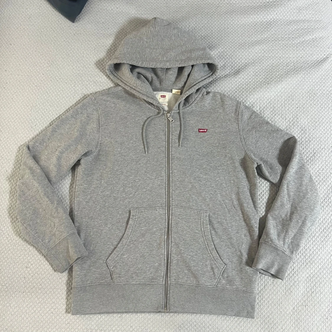 Grå hoodie från Levi's - 1