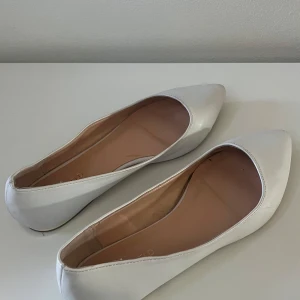 Vita ballerinaskor från Anna Field - Snygga vita ballerinaskor från Anna Field med spetsig tå.💓💓💓