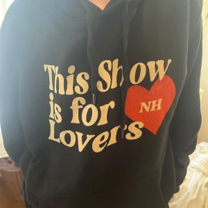 Niall Horan TSLOT - Säljer den svarta hoodien från Niall’s konsert i Stockholm 2024. Aldrig använt.