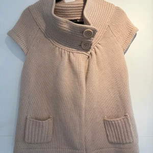 Super fin kofta/bolero - Super fin kofta köpt på Vinted men kommer inte till användning fotot med plagget på är inte mitt men är samma kofta💗💗på sista fotot ser man färgen lite bättre ☺️