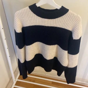 Randig stickad tröja från H&M - Säljer en snygg randig tröja från H&M i storlek S då jag inte har använt den. 