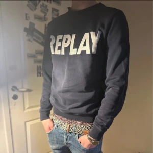Replay tröja  - Den är i fint skick dock är den riktigt snygg, kom privat för fler frågor osv💯💯