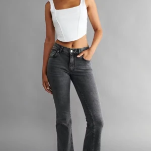 Mörkgråa bootcut jeans - jag säljer mina mörkgråa bootcut jeans från Gina tricot då dem inte kommer till användning längre.💕