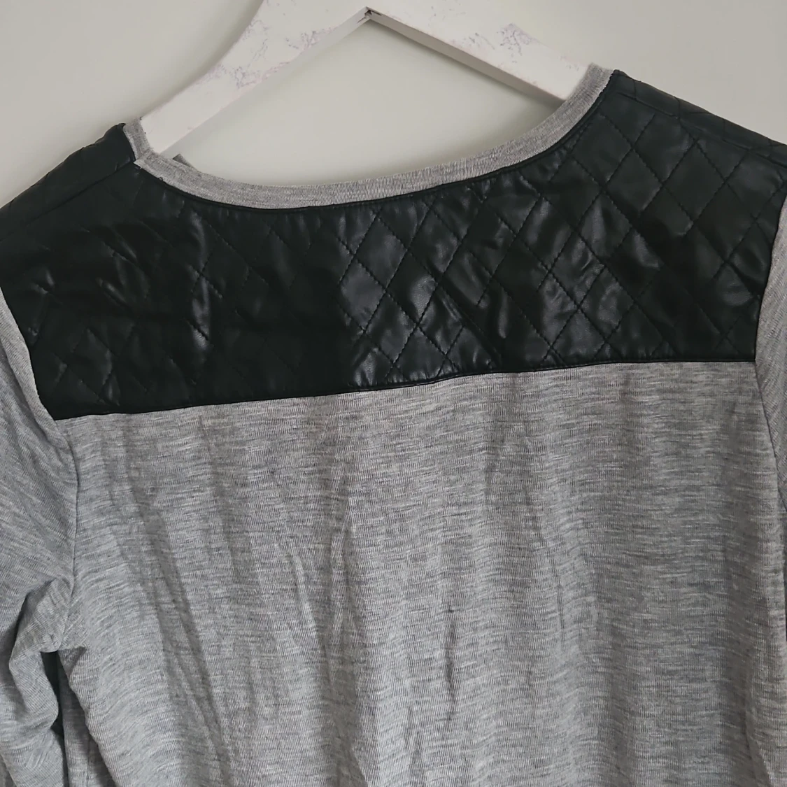 Grå långärmad tröja med quiltad detalj - 2