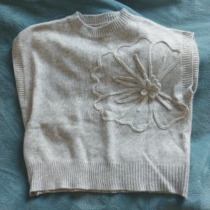 Grå tshirt - Tröjan är helt ny, aldrig blivit använd. Storlek xs, från shein