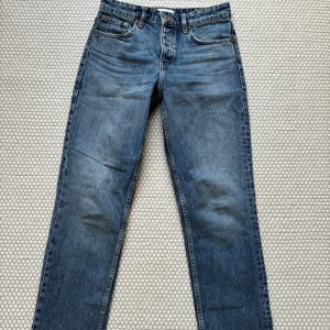 Lågmidjade raka jeans från Zara - Snygga blå jeans från Zara med låg midja och raka ben💕