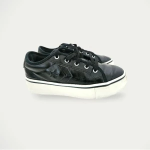 Svarta sneakers i skinn från Converse - Converse sneakers modell Star Replay Platform Low med vit sula och klassisk stjärndetalj på sidan  Storlek: 37 Material: Skinn Färg: Svart  Sparsamt använda. Mycket fint skick utan anmärkningar. Passar en normal storlek 37 alt en 36 med tunn sula. Skorna har snörning och är tillverkade i skinn, vilket ger en stilren look. Perfekta för en casual stil.