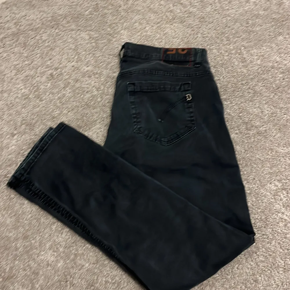 Snygga svarta jeansbyxor från Dondup, tillverkade i Italien. De har en klassisk femficksdesign och en diskret logga på baksidan. Perfekta för en stilren look. Ny pris 3000kr pris kan diskuteras 🏆 . Farkut & Housut.