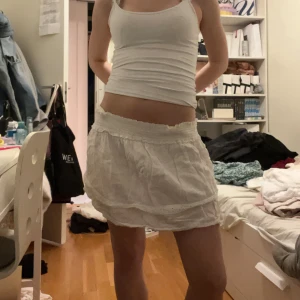 Vit kortkjol - Är egentligen ett linne men är väldigt brett så jag har använt som kjol❤️ Passar strl 36/38 men den är väldigt stretchig så kan nog passa större också