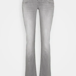 ltb jeans/Grå bootcut jeans - Snygga grå bootcut jeans med en klassisk femficksdesign. De har en lätt tvättad look och är perfekta för en avslappnad stil. Passar bra till både t-shirt och blus.❤️