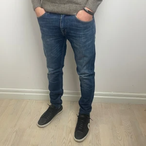 TIGER OF SWEDEN JEANS - Schyssta jeans från Tiger Of Sweden i nyskick. Jeansen är i storlek W29/L32. Modellen på bilden är 176 cm lång. Hör av dig vid frågor och funderingar!