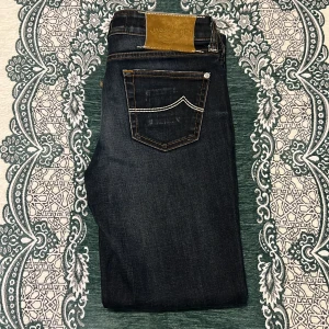 Mörkblå Jacob Cohen Jeans - Säljer jävligt snygga cohens som är handgjorda i Italien | Storlek 29  | Topp skick | Modell: 711 | Nypris ≈ 4000 mitt pris : 899 kr | Skriv till mig om ni har några frågor eller funderingar 💯 | 