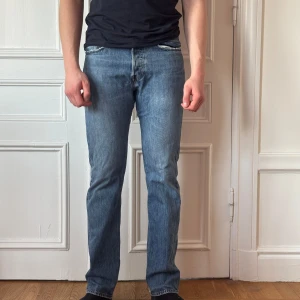Levis 501 - Sköna 501or i fet färg. Mkt bra skick förutom att de är lite insydda i skrevet. Storlek 31/34. Tveka inte på att höra av dig vid frågor eller funderingar! 