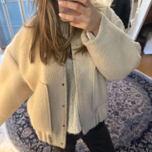 Krämvit/beige bomberjacka  - Mysig bomberjacka typ i teddy material