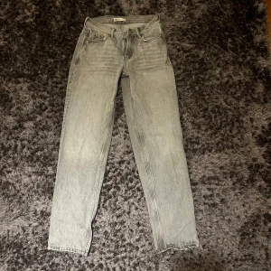 Grå jeans från Gina Tricot - Snygga grå jeans från Gina Tricot i en klassisk straight fit. De har en traditionell femficksdesign och är tillverkade i ett slitstarkt denimtyg. Perfekta för en avslappnad stil. Fråga gärna om du undrar något😊🌸