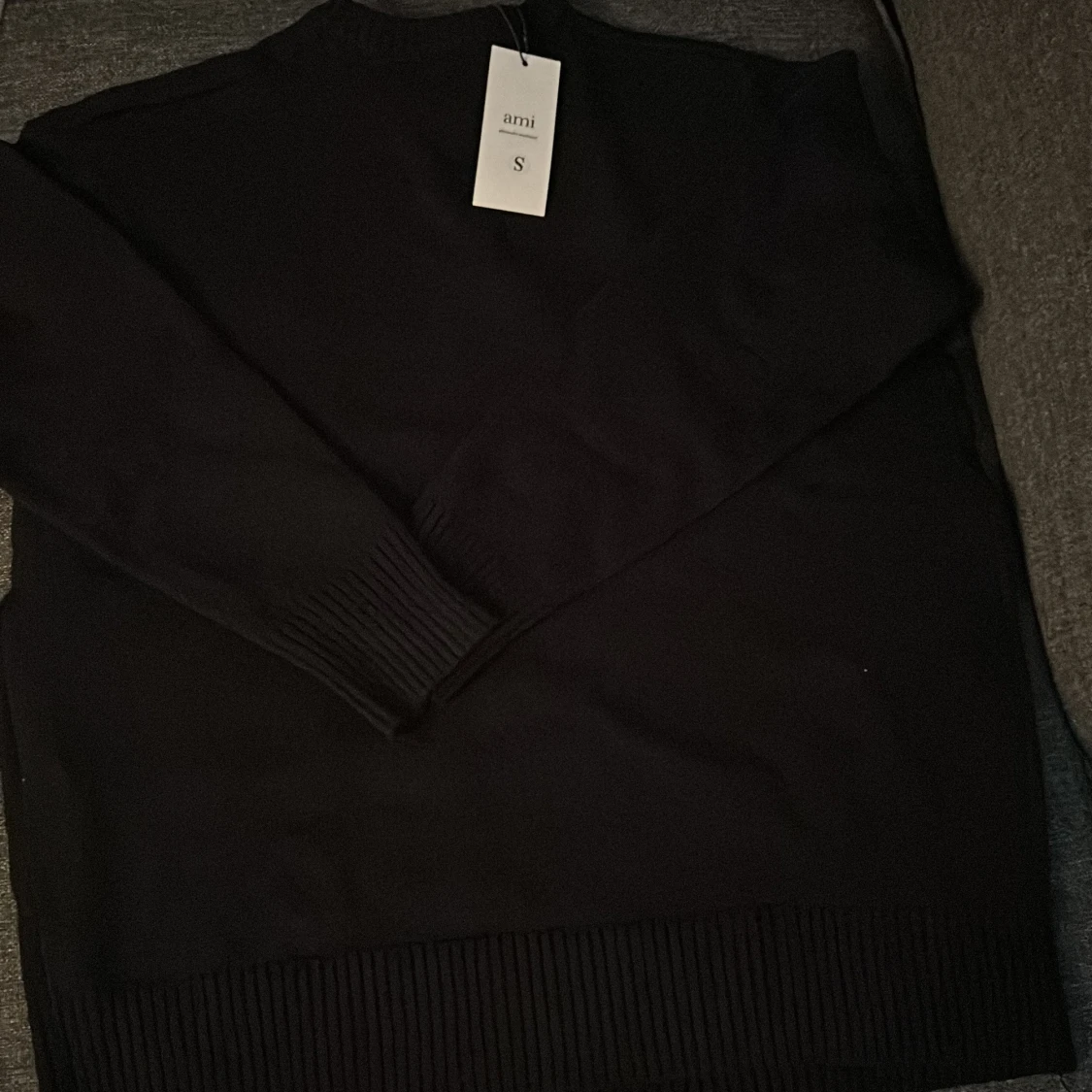 Svart tröja med rött hjärtmönster från Ami helt ny! - 2