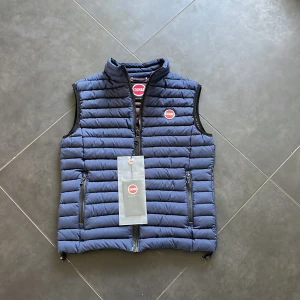 Colmar väst (HELT NY) - Tjena, säljer en colmar väst som är helt ny! Storlek M. Passar 175-180! 1499 mitt pris, nypris 3000!