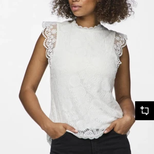 Vit spetsblus från PIECES - Säljer en elegant vit spetsblus från PIECES . Blusen är ärmlös med vackra spetsdetaljer vid ärmhålen och halsen. Perfekt för stockholmsstilen. Använd fåtal gånger.