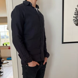 Tiger of Sweden skjorta - Tja, säljer en riktigt snygg och helt ny skjorta. Skicket är 10/10! Inga defekter eller liknande. Modellen är 180cm lång. Nypris 1500kr. Kontakta gärna mig vid frågor😁