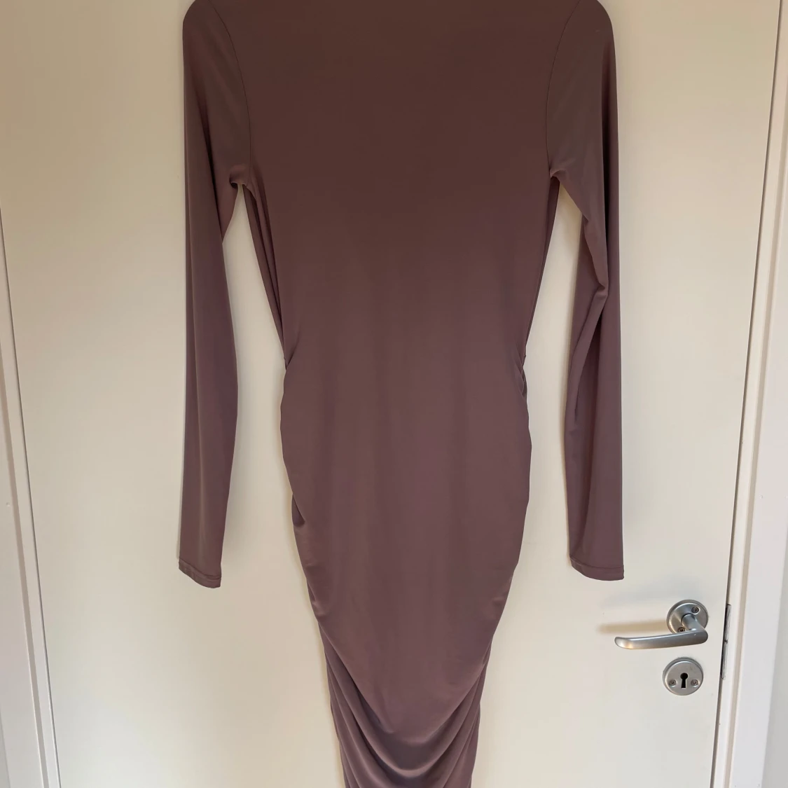 Mörkrosa klänning från Club L - 2