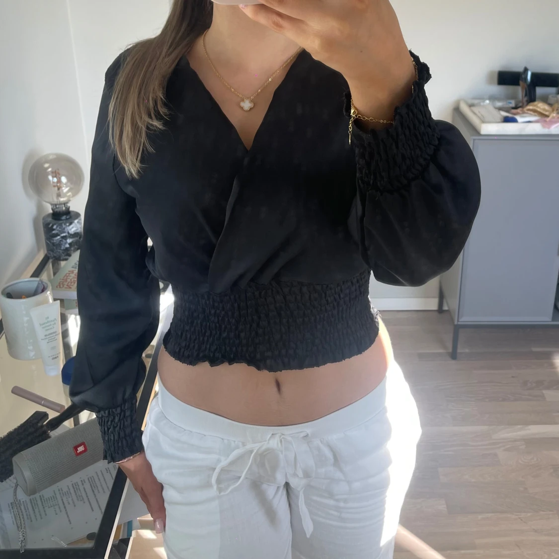 Snygg svart satin omlottopp! - 1