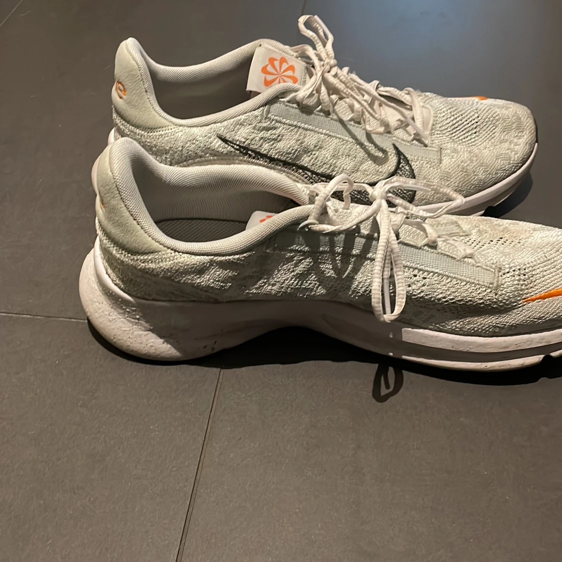 Nike löparskor i vitt och orange - 3